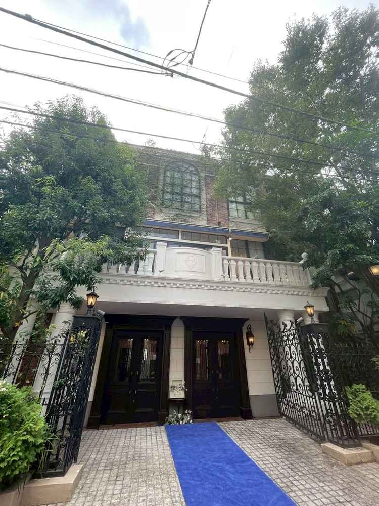 青色の素敵な絨毯が引かれており、入り口の植物や木もとても整備されていて綺麗でした。