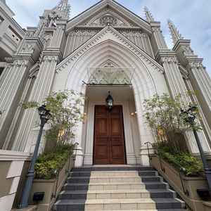 チャペル外観。ここでフラワーシャワーやシャボン玉の演出があります。