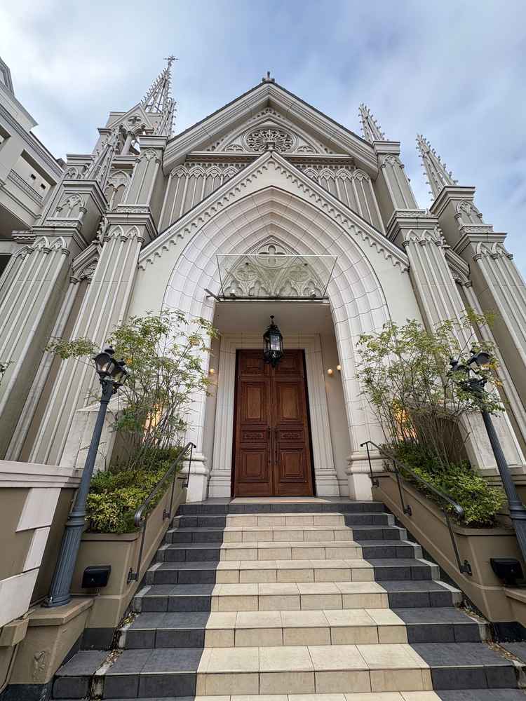 チャペル外観。ここでフラワーシャワーやシャボン玉の演出があります。