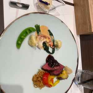 試食のお料理。銀座の名物、はちみつを使ったお料理などこだわりがあり、美味しかった。