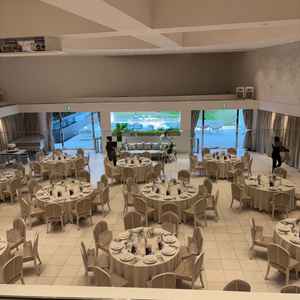 白を基調とした披露宴会場。お色直しの部屋が2階に作られていてそのまま登場できるようになっていました。