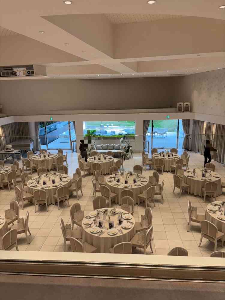 白を基調とした披露宴会場。お色直しの部屋が2階に作られていてそのまま登場できるようになっていました。