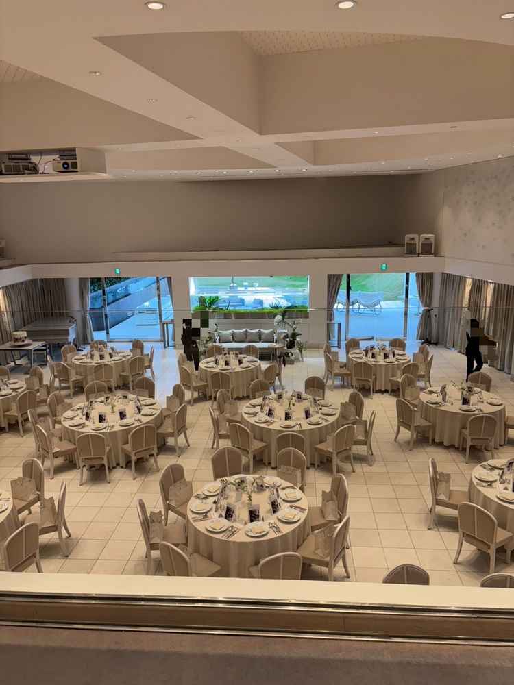 白を基調とした披露宴会場。お色直しの部屋が2階に作られていてそのまま登場できるようになっていました。