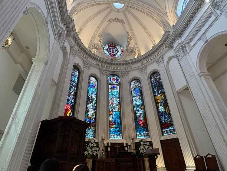 ステンドグラスが特徴的な大聖堂。自然光のみで照らしているそうです。