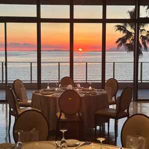 披露宴会場を写した写真。海なので昼間の方が綺麗かと思っていたが夕日の景色も綺麗だった。