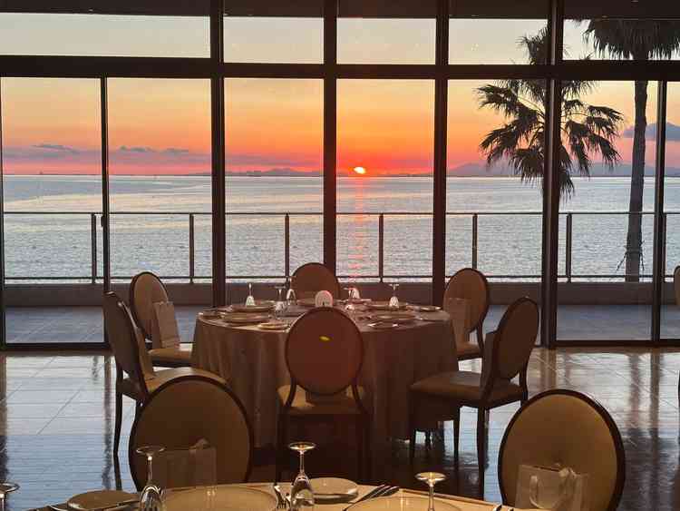 披露宴会場を写した写真。海なので昼間の方が綺麗かと思っていたが夕日の景色も綺麗だった。