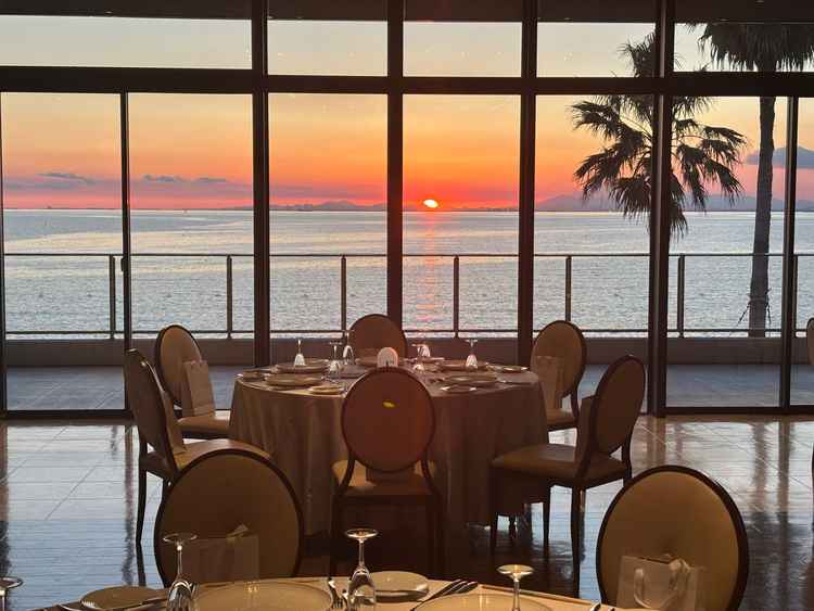 披露宴会場を写した写真。海なので昼間の方が綺麗かと思っていたが夕日の景色も綺麗だった。