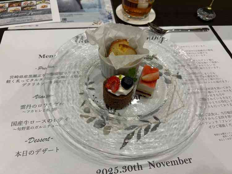 デザートです。3種類もあり味も全て美味しかったです。