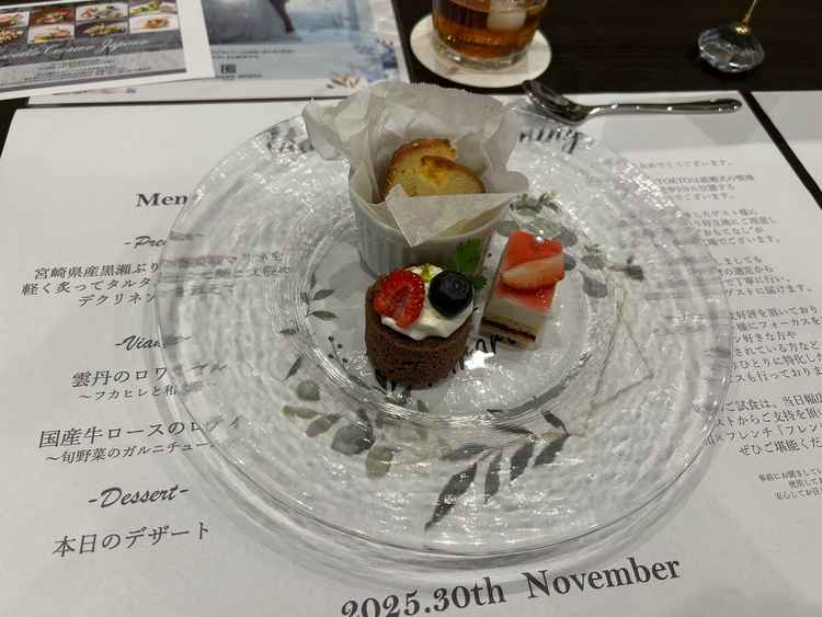 デザートです。3種類もあり味も全て美味しかったです。