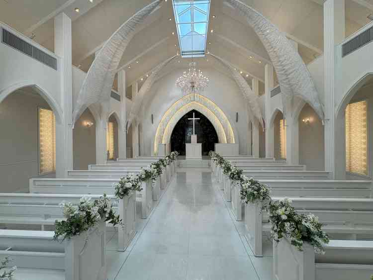 挙式会場。白を基調としており、奥には水が流れていて自然を感じられました。