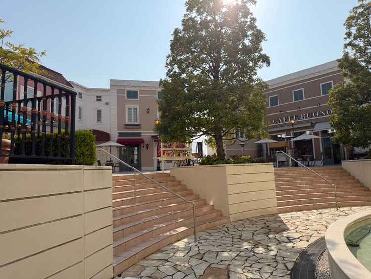 衣装店やカフェ、ポップコーン屋台などが常設。ゲスト待合スペースとしても使える。