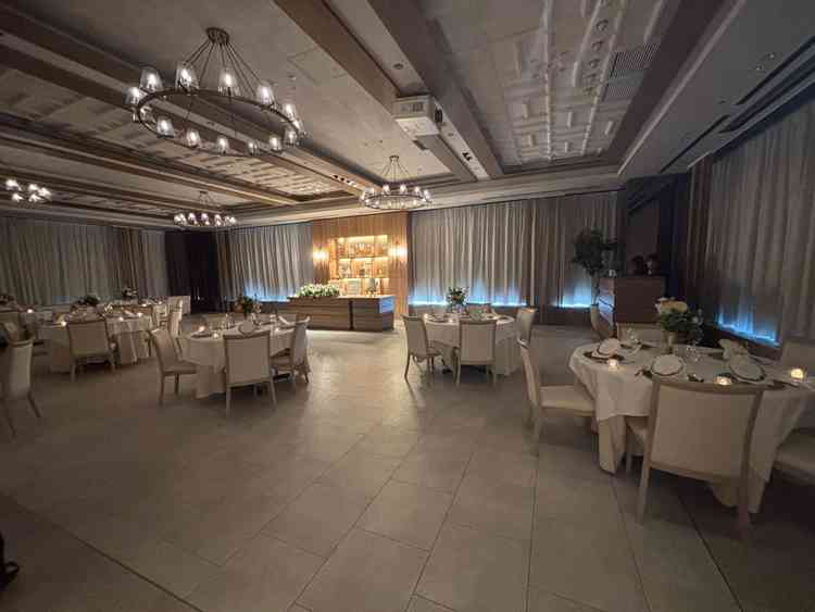 カーテンを閉めるとまた雰囲気が変わり、シーンはよって使い分けできる。