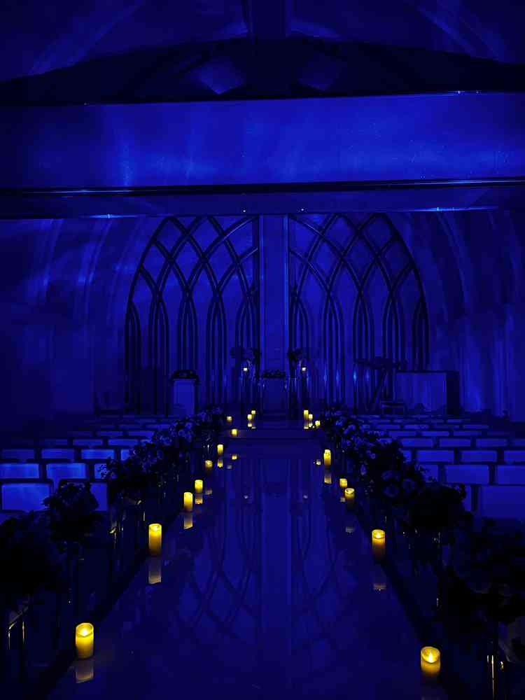 ライティングにより雰囲気が変わり、キャンドルの装飾も綺麗で素敵な演出を体験できました。