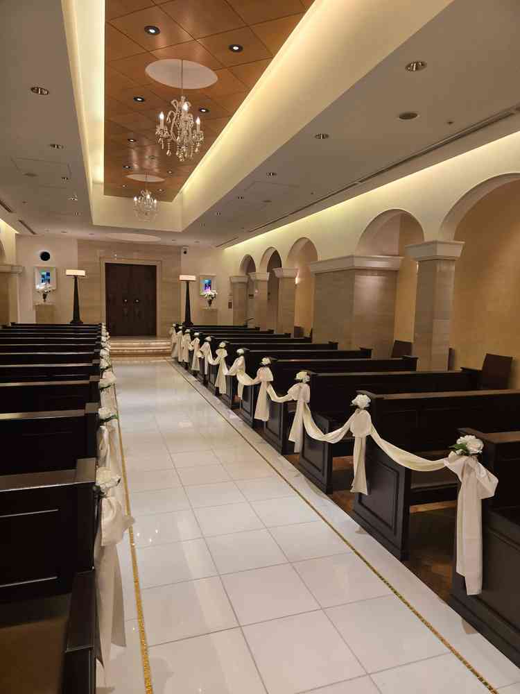 チャペルはオフホワイトであたたかみもありながら神聖さも感じさせる雰囲気でした。