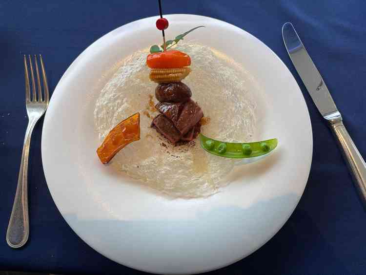 メインのお肉料理です。とても柔らかく、周りの米粉を用いた揚げ物も美味しかったです。