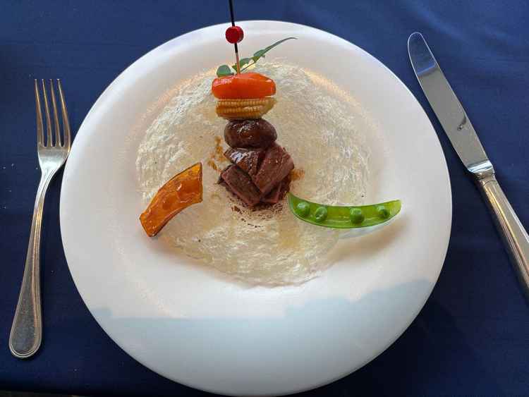 メインのお肉料理です。とても柔らかく、周りの米粉を用いた揚げ物も美味しかったです。