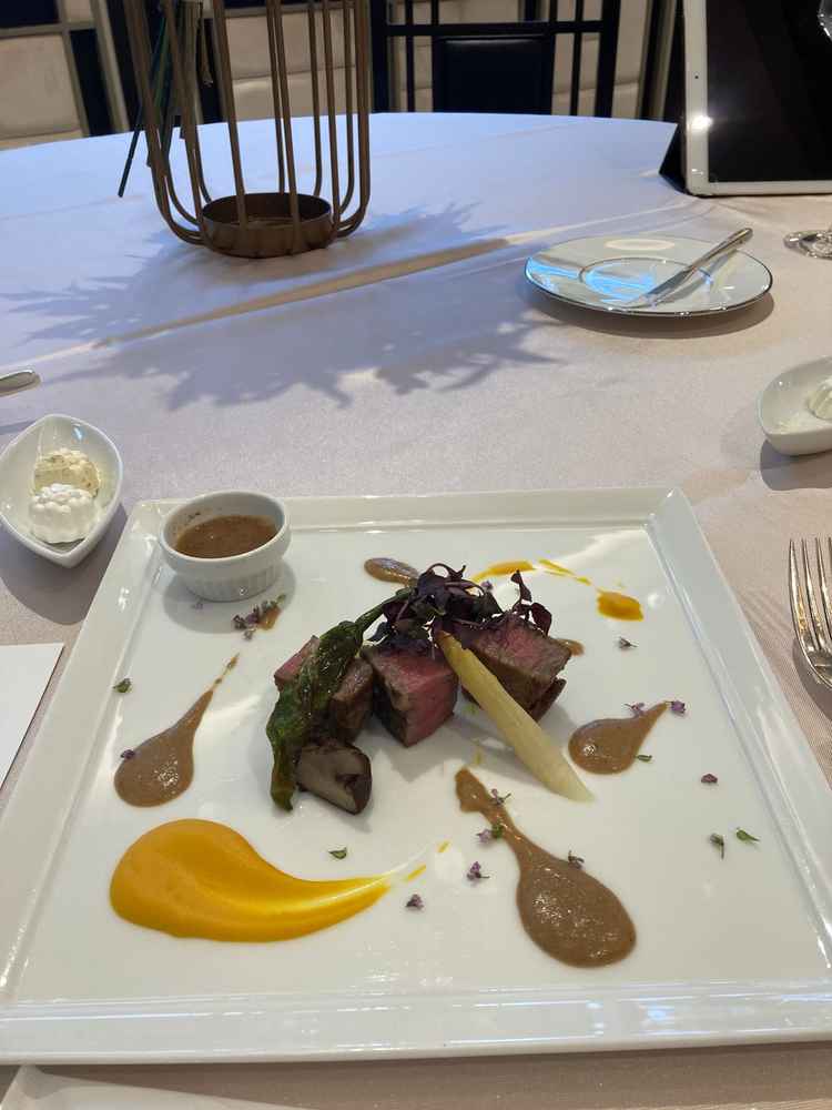 お料理の試食(ハーフコース)をさせていただきました。お肉のソースを和洋選べるとのこと、ポイント高い！