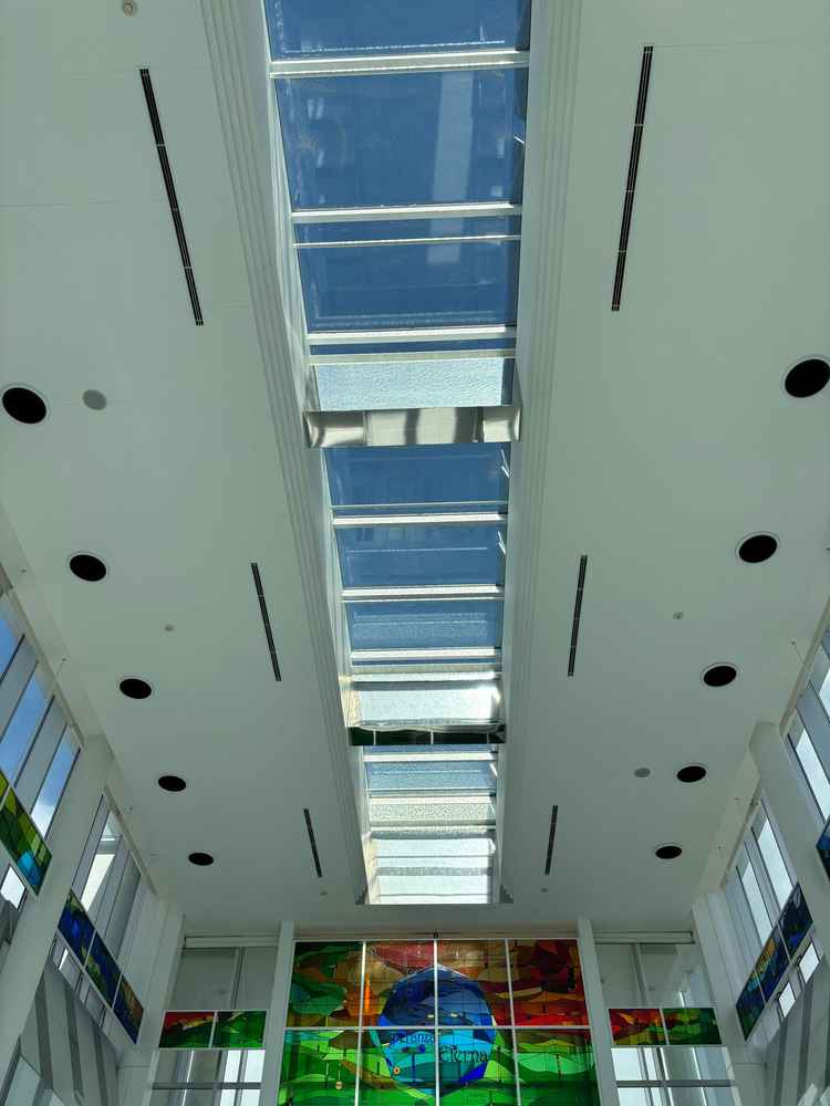 天井に水が流れておりおしゃれ