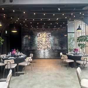 ロフト付きの披露宴会場です。壁には大きなアート作品が飾られており、とてもお洒落な会場でした。