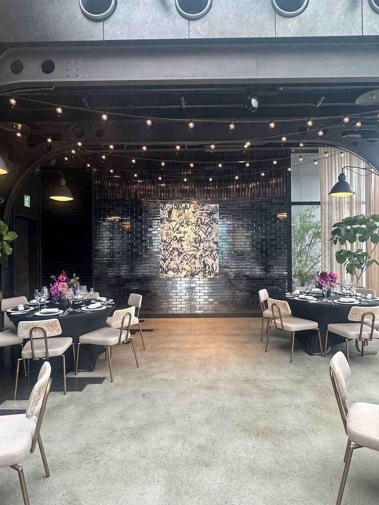 ロフト付きの披露宴会場です。壁には大きなアート作品が飾られており、とてもお洒落な会場でした。