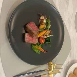 試食のプレートの写真。地元の食材を使用した肉料理と野菜はとても美味しかった。