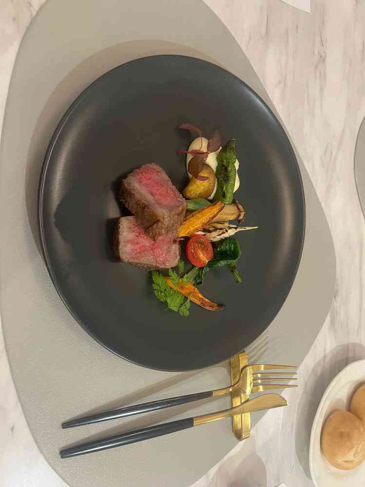 試食のプレートの写真。地元の食材を使用した肉料理と野菜はとても美味しかった。