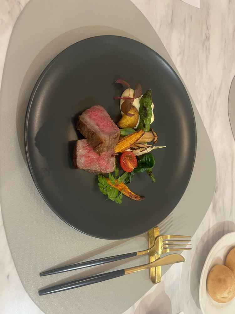 試食のプレートの写真。地元の食材を使用した肉料理と野菜はとても美味しかった。