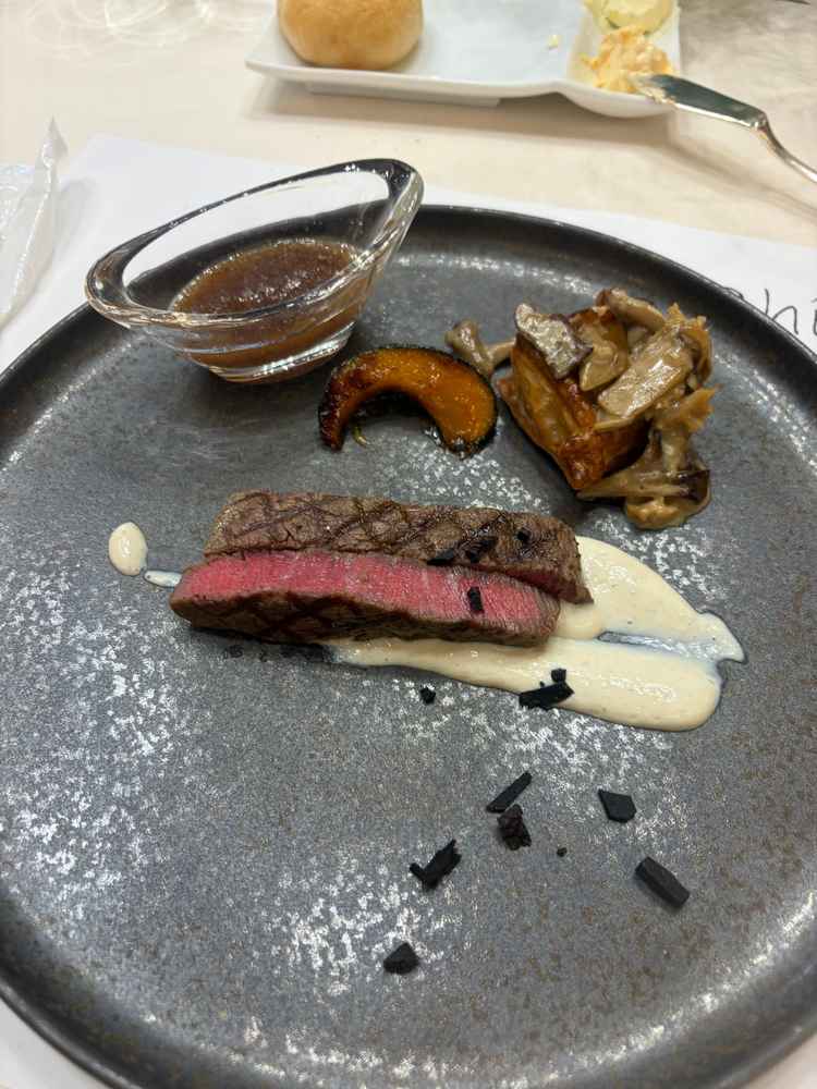 お料理がとても美味しく、付け合わせのパンがとても良かった。