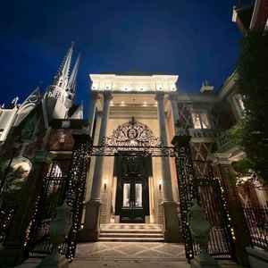 帰り際　ライトアップされた外観