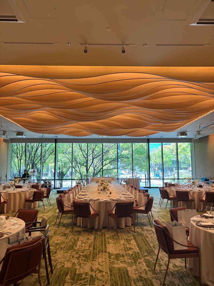 規模が小さめな場合の披露宴会場。天井のデザイン、窓から差し込む緑の木、カッシーナの特注の椅子など。