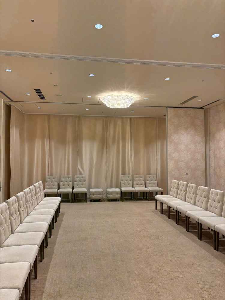 親族控え室兼初お披露目のお部屋。新郎新婦の裏に祭壇があり移動せずに集合写真が撮れるのが魅力的。