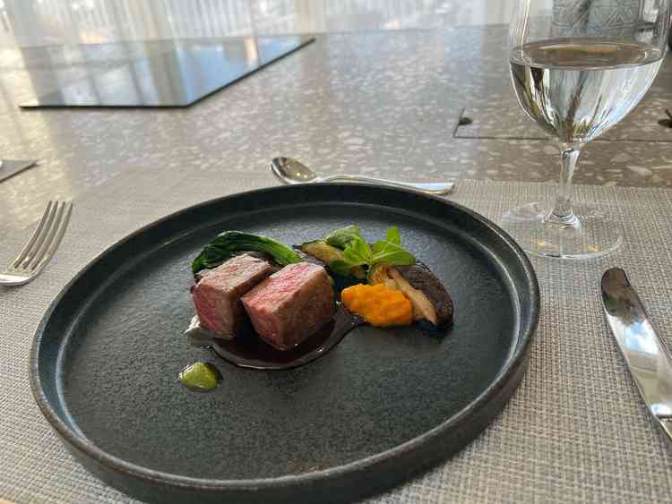 メイン料理の試食。ソースも2種類用意されていてそれぞれの味の比較ができた。