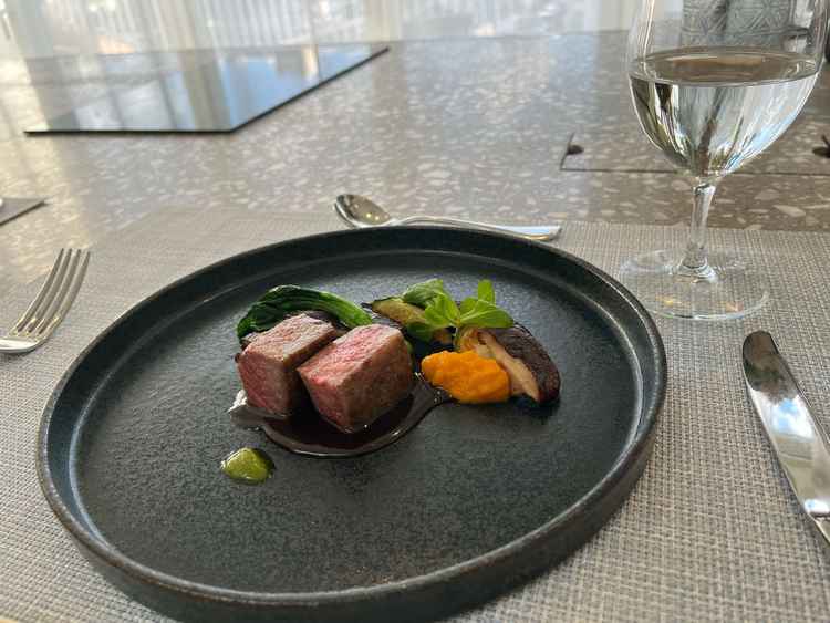 メイン料理の試食。ソースも2種類用意されていてそれぞれの味の比較ができた。