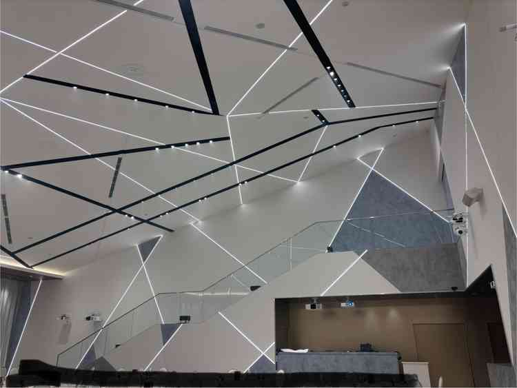 100人以上入る披露宴会場。白を基調としていて階段から降りる演出もありとても華やかでした。