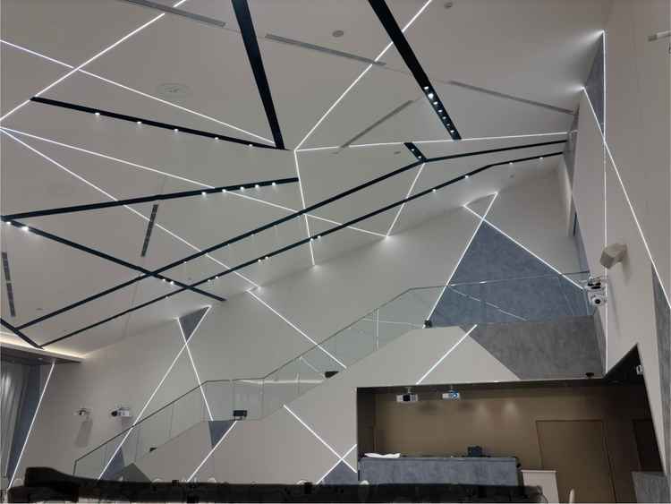 100人以上入る披露宴会場。白を基調としていて階段から降りる演出もありとても華やかでした。