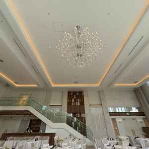 披露宴会場一つ目の写真。白がベースで明るい会場でした。