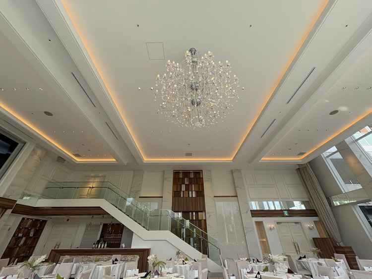 披露宴会場一つ目の写真。白がベースで明るい会場でした。