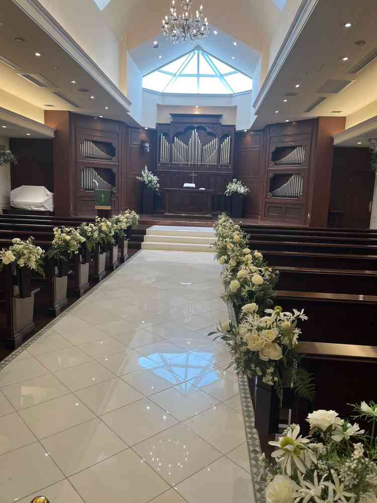 挙式会場です、リニューアルしたてで自然光が入るのが良かったです。またトビラマッピングがありました。