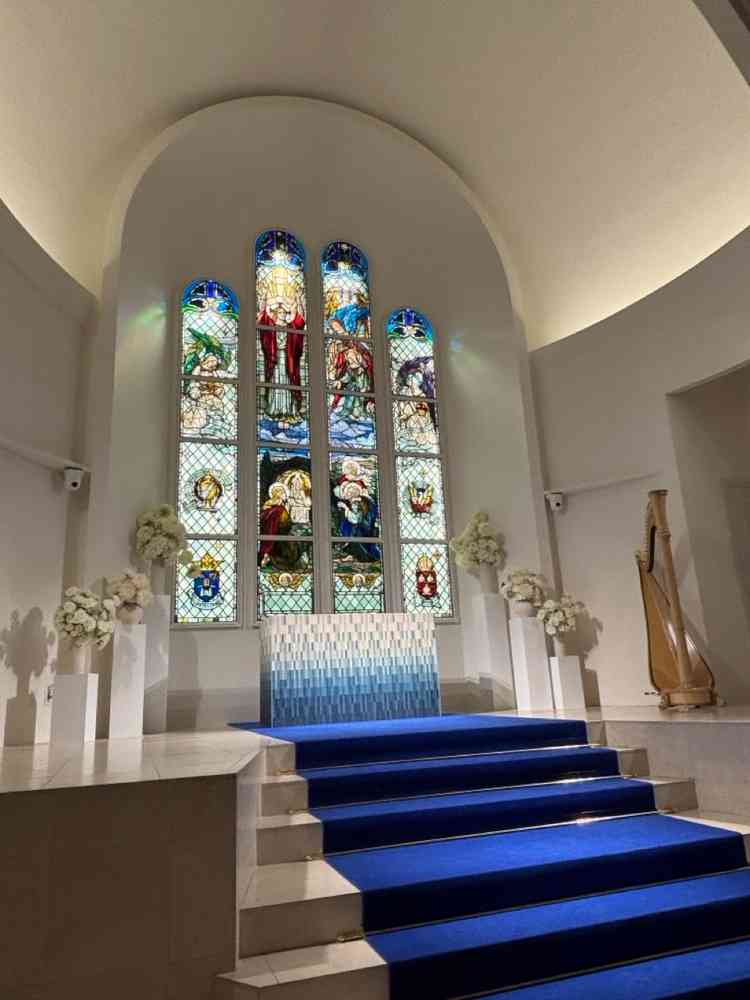 チャペル。青のバージンロードが本当に綺麗で、ウェディングドレスが映えそうだと思いました。