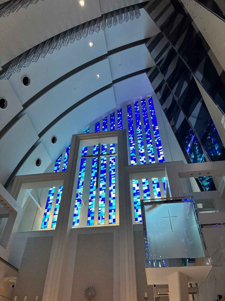 チャペルの天井部分。色味が海をイメージできてきれいでした。