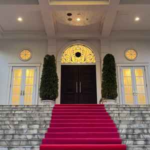 こちらの会場のイメージだった大階段はやはり素敵。白チャペルから出るとすぐ階段となるので動線も完璧です