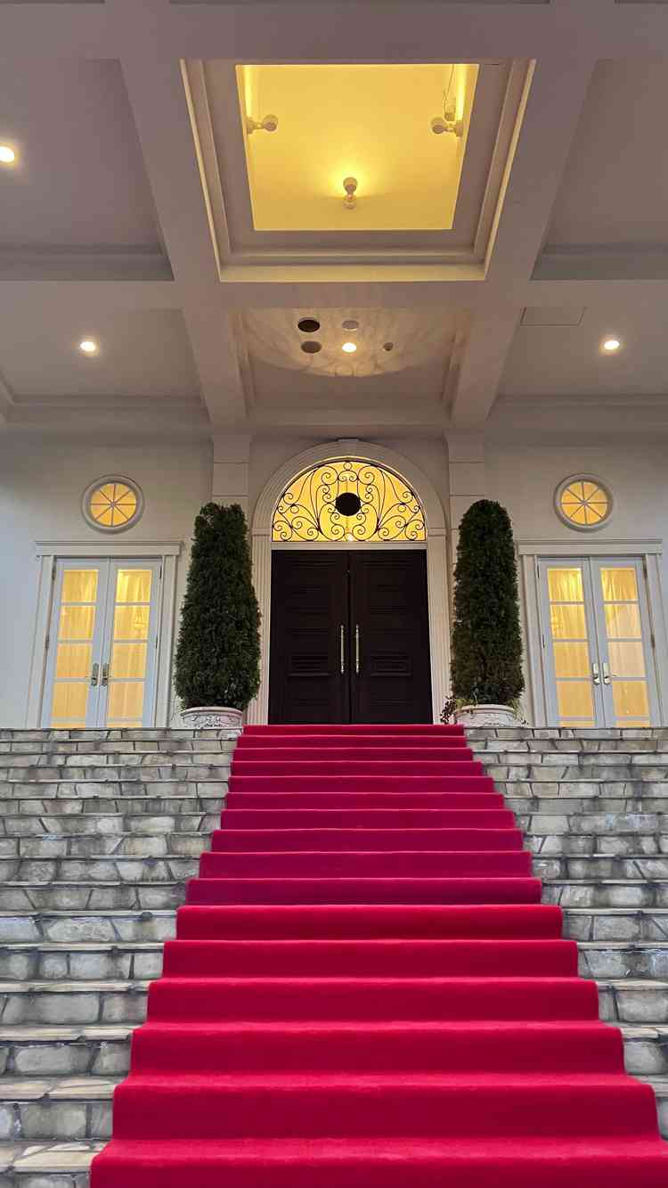 こちらの会場のイメージだった大階段はやはり素敵。白チャペルから出るとすぐ階段となるので動線も完璧です