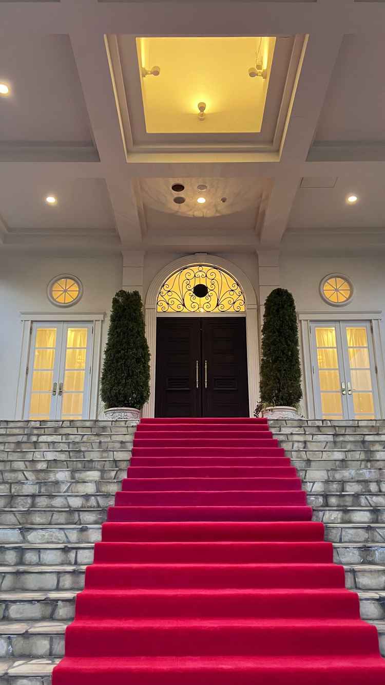 こちらの会場のイメージだった大階段はやはり素敵。白チャペルから出るとすぐ階段となるので動線も完璧です