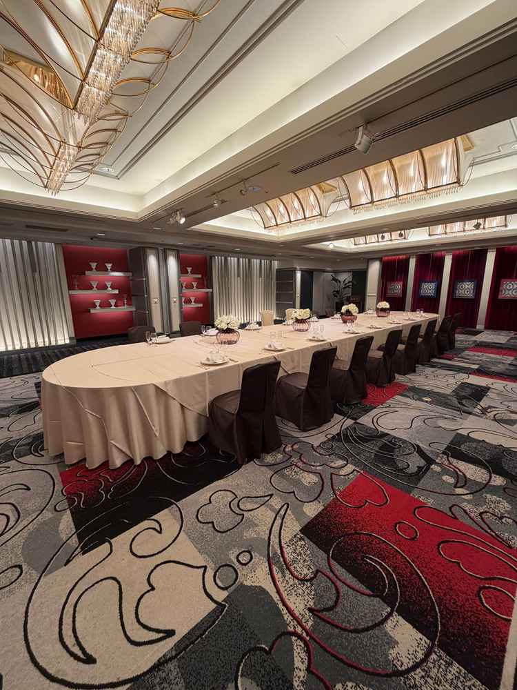 少人数用の披露宴会場。ラグジュアリーなイメージです。