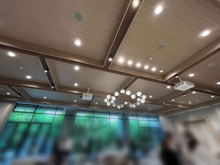 天井が高く開放感あり。生のピアノ演奏もありゆったりとした空間。喫煙所がテラスのため混雑状況が見やすい