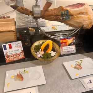 立食パーティーにて、シェフが1枚1枚生ハムを削ってくれます