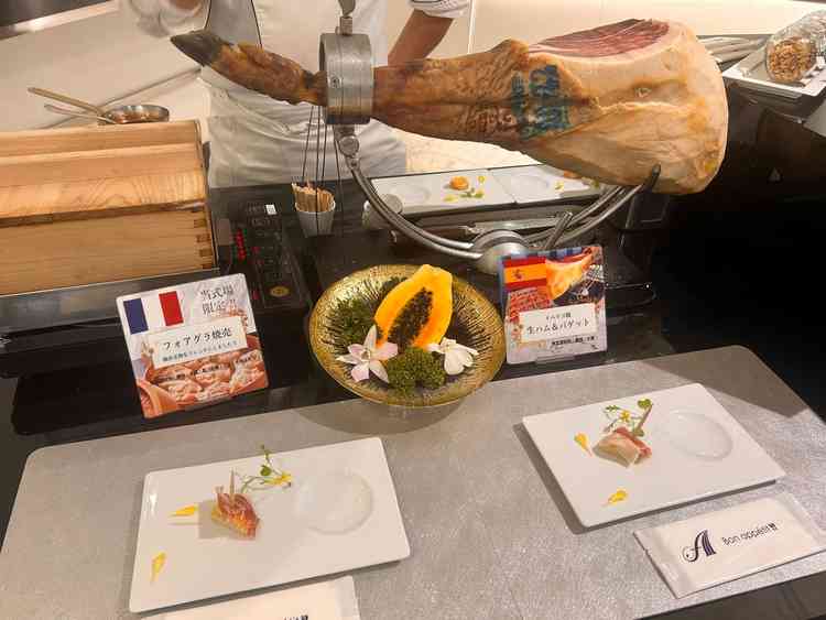 立食パーティーにて、シェフが1枚1枚生ハムを削ってくれます