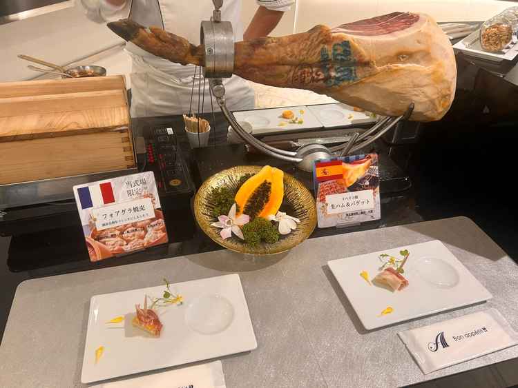 立食パーティーにて、シェフが1枚1枚生ハムを削ってくれます