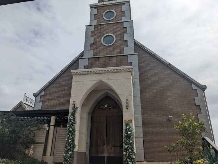 ホテルの上にチャペルがあり、外からは見えにくい構造になっていた。