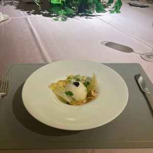 前菜のムース。キャビアが塩味がアクセントとなっていて、独創的な海老のムース。